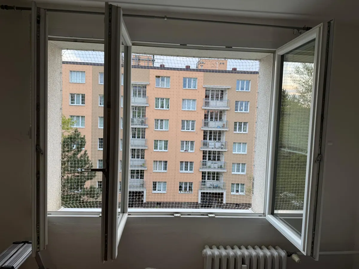 Úspěšně přidělaná síť proti ptákům do okna pro pana Heřmánka – po