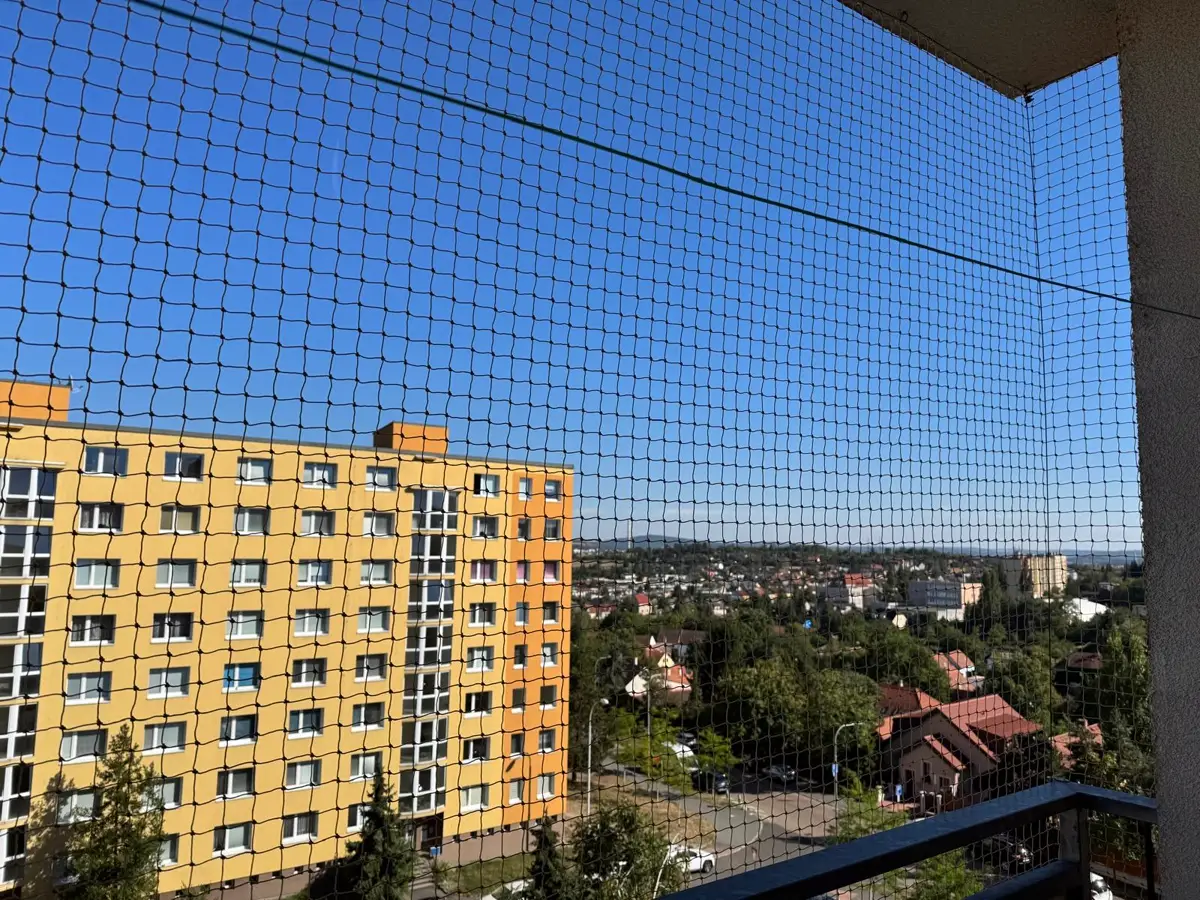 Úspěšně vyměněná síť proti ptákům na balkoně pana Horáčka – po