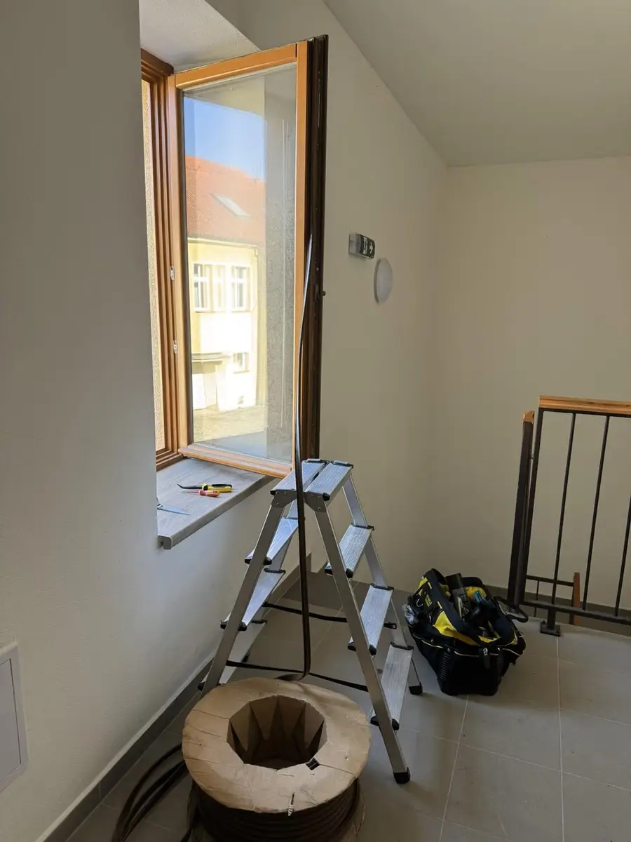Výměna těsnění dřevěného okna v bytovém domě