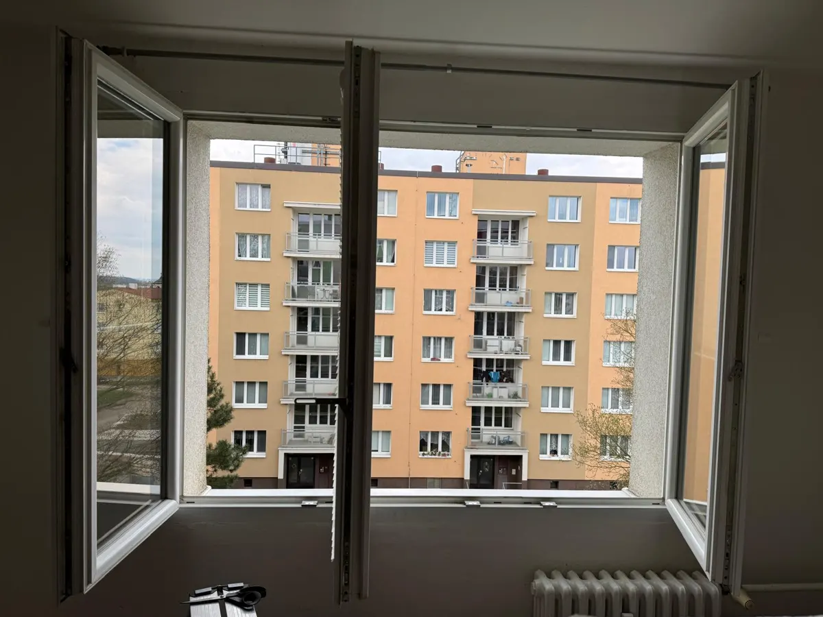 Úspěšně přidělaná síť proti ptákům do okna pro pana Heřmánka – před